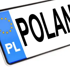 Tablica rejestracyjna z napisem POLAND i symbolem UE. Pamiętaj o terminowym przerejestrowaniu pojazdu, by uniknąć kary.