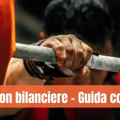 Primo piano di una mano che afferra un bilanciere, pronta per uno squat con bilanciere.