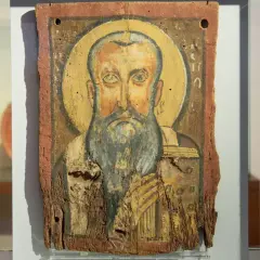 Altes Holzbildnis eines Mannes mit Heiligenschein. Wer war Abraham? Diese Ikone könnte ihn darstellen, ein Zeugnis alter Glaubensgeschichten.