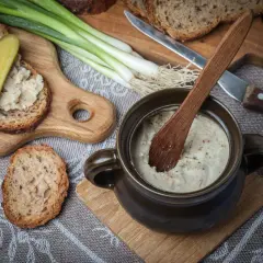 Domowy smalec na chlebie z ogórkiem i szczypiorkiem. Czy domowy smalec jest zdrowy? To tradycyjne danie, które budzi dyskusje.