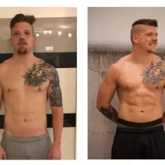 Mann mit Tattoos: Vorher/Nachher-Vergleich nach 1 Jahr Muskelaufbau. Deutlich definierter Körper, breitere Schultern.