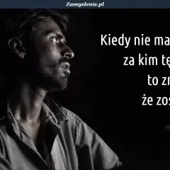 Mężczyzna spogląda w dal, pogrążony w zadumie. Tekst mówi o samotności i nostalgii, gdy nie ma już za kim tęsknić.