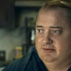 Brendan Fraser, känd från filmer som "The Mummy", i en närbild. Hans blå ögon och ansiktsuttryck antyder en känslosam scen.