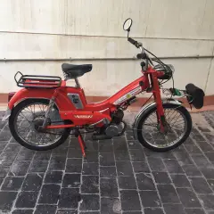 Mobylette roja clásica, lista para matricular ciclomotores. ¡No te pierdas el nuevo plazo!
