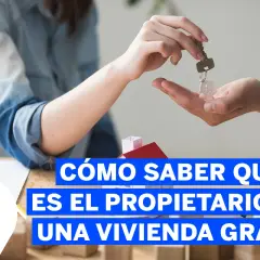 Manos intercambiando llaves de una casa, con texto que dice "Cómo saber quién es el propietario de una vivienda gratis".
