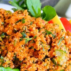 En närbild på en läcker kisir-sallad, full av bulgur, persilja och tomat. Perfekt för ett enkelt kisir recept.