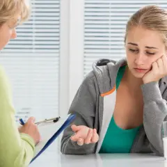 Giovane donna in terapia affronta la rupofobia e le sue implicazioni sulla sessualità, esprimendo disagio.
