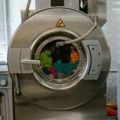 Jak skutecznie skleić zbiornik pralki? Oszczędź na serwisie!