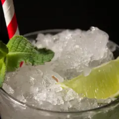 Orzeźwiający drink z kruszonym lodem, miętą i limonką. Idealny przepis na daiquiri w upalny dzień.