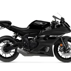 Yamaha R7 negra, lista para desatar sus caballos de potencia.