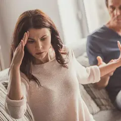 Ein Paar streitet sich. Die Frau hält sich die Schläfen, der Mann gestikuliert. Ihre Ehe ist nur noch Streit.