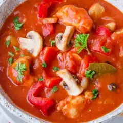 Strogonow drobiowy z pieczarkami i ogórkiem: Przepis, który zawsze się udaje