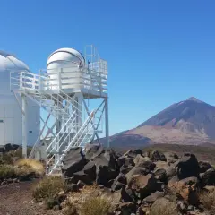 Obserwatoria astronomiczne na tle majestatycznego wulkanu Teneryfa.