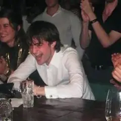 Daniel Radcliffe śmieje się głośno, otoczony przyjaciółmi. W tle widać ludzi klaszczących. Nie ma tu mowy o narkotykach.