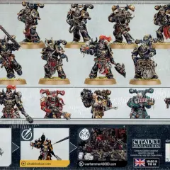 Zestaw figurek Warhammer Chaos Legions. Wojownicy w zbrojach, uzbrojeni w broń palną i białą, gotowi do walki.