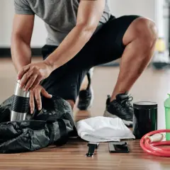 Przygotowujesz się do treningu? Oto co zabrać na siłownię: torba, termos, ręcznik, suplementy, shaker, telefon i skakanka.