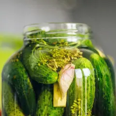 En burk med saltgurka, dill och vitlök. Perfekt för ditt saltgurka recept.