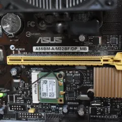 Carte mère ASUS A55BM-A/M32BF/DP_MB avec branchement carte mère visible, incluant une carte Wi-Fi et des connecteurs.