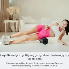 Kobieta wykonuje rolowanie po bieganiu, używając wałka do masażu.