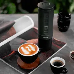 Kaffeezeit mit dem Outin Espressomaschine. Perfekt, um unterwegs richtig tampen und einen Latte Art Traum zu genießen.