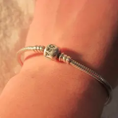 Pandora: Jak dobrać rozmiar bransoletki? Uniknij błędów!