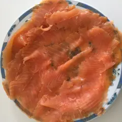 Assiette de fines tranches de saumon fumé, prêt à être dégusté.