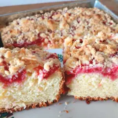 Pyszne ciasto z truskawkami i kruszonką. Idealny przepis na letnie popołudnie.