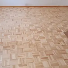 Nowy parkiet w jodełkę, gotowy do cyklinowania. Zastanawiasz się, ile kosztuje cyklinowanie parkietu?