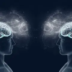 Due profili umani speculari con cervelli luminosi e connessioni eteree, che evocano i neuroni specchio e la comprensione empatica.