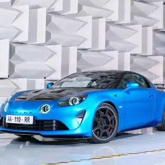 Alpine A110 R bleue, prête à libérer ses chevaux dans un décor acoustique futuriste.