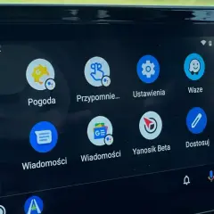 Ekran Android Auto z ikonami: Pogoda, Przypomnienia, Ustawienia, Waze, Wiadomości, Yanosik Beta.