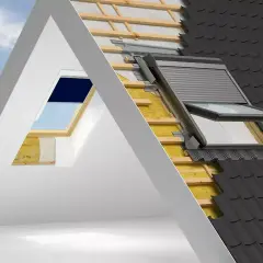 Przekrój dachu jednospadowego z oknem dachowym i roletą zewnętrzną. Widoczna izolacja i konstrukcja.