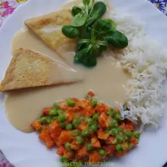 Pyszny ryż z warzywami i delikatnym sosem. Idealny sos do ryżu, który podkreśla smak warzyw i chrupiących kawałków.