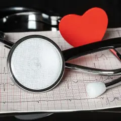 Stetoskop i czerwone serce na tle zapisu EKG. Dbamy o Twoje nt probnp.