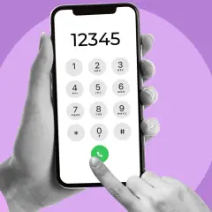 Dłoń trzyma smartfon z klawiaturą numeryczną. Widoczny numer 12345. Palec dotyka zielonej słuchawki. Jak sprawdzić jaki mam numer telefonu?