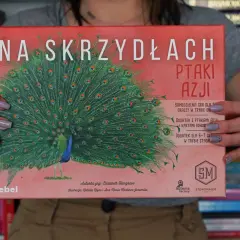 Gra "Na skrzydłach: Ptaki Azji" z pawiem na okładce. Dodatki do gry z ptakami Azji i kartami bonus.