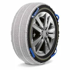 Rueda de coche con cadenas de nieve textiles Michelin. Comparativa de cadenas de nieve textiles vs tradicionales.