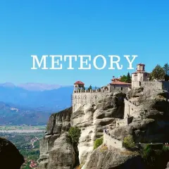 Niesamowite klasztory Meteory w Grecji, zbudowane na skalnych szczytach, zapierają dech w piersiach.