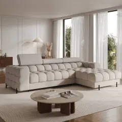 Ein helles Wohnzimmer mit einem beigen Ecksofa und einem runden oder eckigen couchtisch aus Stein und Holz.
