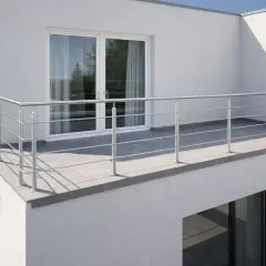 Nowoczesna balustrada balkonowa z mocowaniem od czoła, wykonana ze stali nierdzewnej, stanowi eleganckie wykończenie tarasu.