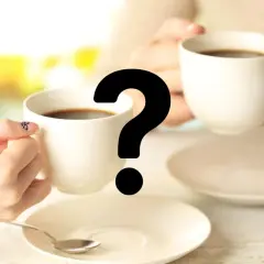 Två koppar kaffe och ett stort frågetecken. Hur påverkar koffein kroppen?