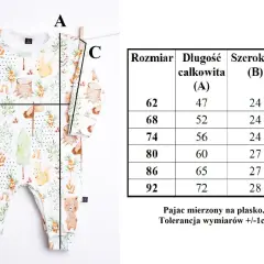 Tabela rozmiarów pajaca z motywem leśnym. Sprawdź, jaki rozmiar dla noworodka będzie najlepszy, porównując wymiary A, B, C.