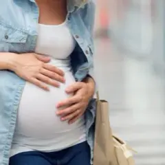 Pierwsze objawy ciąży: ból brzucha, kiedy jest to niebezpieczne?