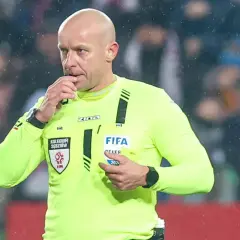 Sędzia piłkarski w neonowej koszulce z gwizdkiem w ustach. Ciekawe, ile zarabia sędzia piłkarski w Lidze Mistrzów?