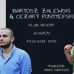 Trzech mężczyzn, jeden z mikrofonem, na plakacie zapowiadającym występ Bartosza Zalewskiego i Cezarego Ponttefskiego. Prowadzenie: Tomasz Kwiatkowski.