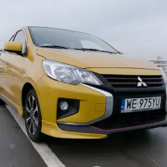 Żółty Mitsubishi Space Star na parkingu. Sprawdź jego kompaktowe mitsubishi space star wymiary, idealne do miasta.