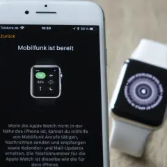 Ein iPhone zeigt an, dass der Mobilfunk für die Apple Watch bereit ist, sodass du auch ohne iPhone telefonieren kannst.