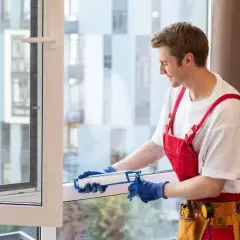 Monter uszczelnia nowe okno. Sprawdź, jaka jest wymiana okien w bloku cena i ciesz się komfortem.
