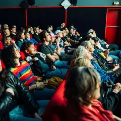 Publikum im Kino, gespannt auf den Film. Ein Abend im Docville Hamburg.