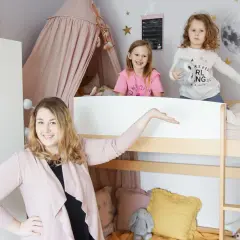 Pokój 6-latki: inspiracje z łóżkiem piętrowym, baldachimem i księżycem na ścianie. Uśmiechnięta mama prezentuje przestrzeń.